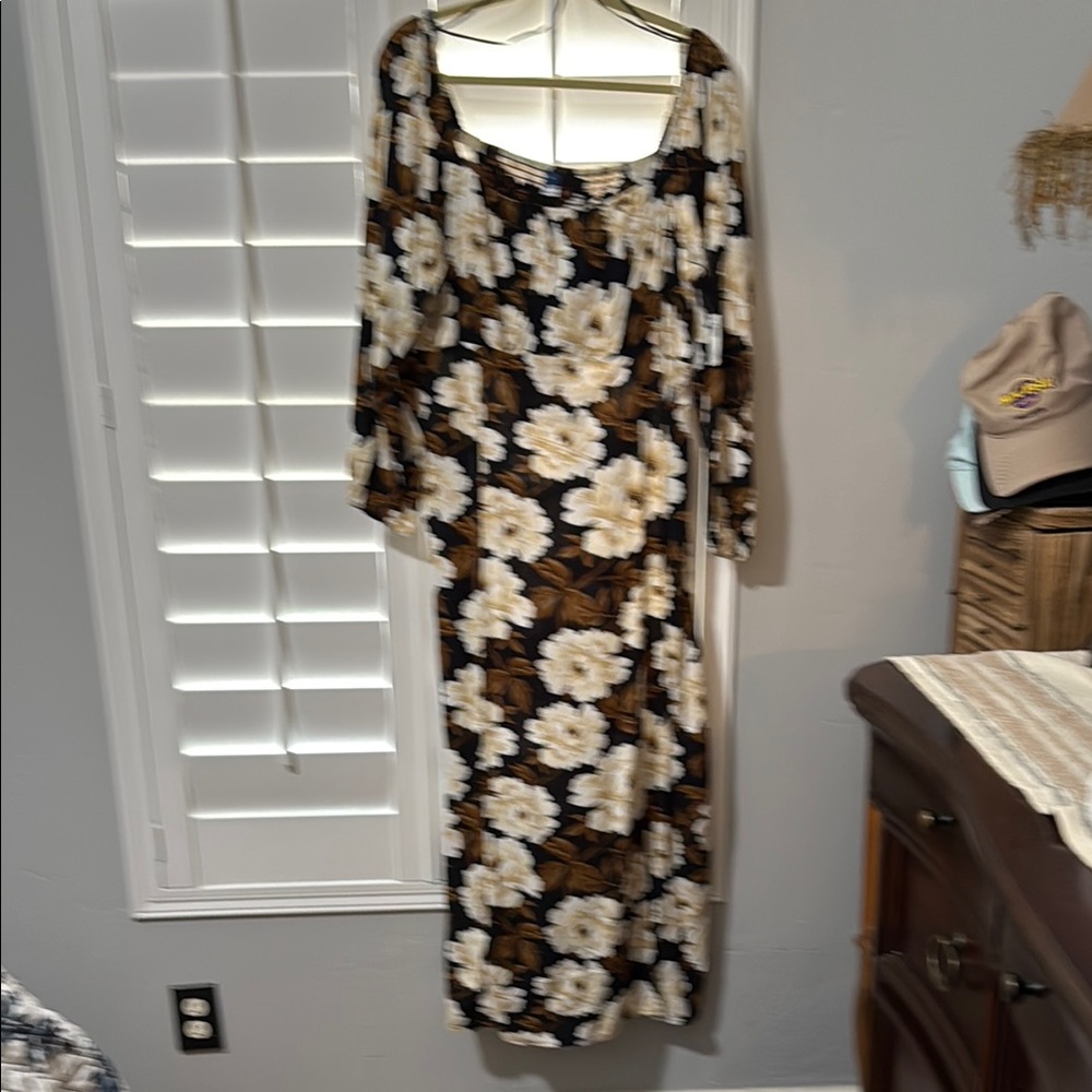 Old Navy Cream and Black Sheath Dress with Bishop Sleeves